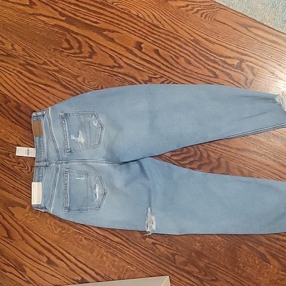 American Eagle NWT Ripped Mom Jeans sz 4 - Picture 2 of 5